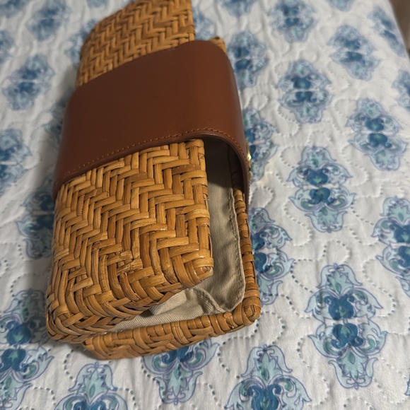 Perfect condition Pre-Loved Tory-Burch clutch - Picture 6 of 8